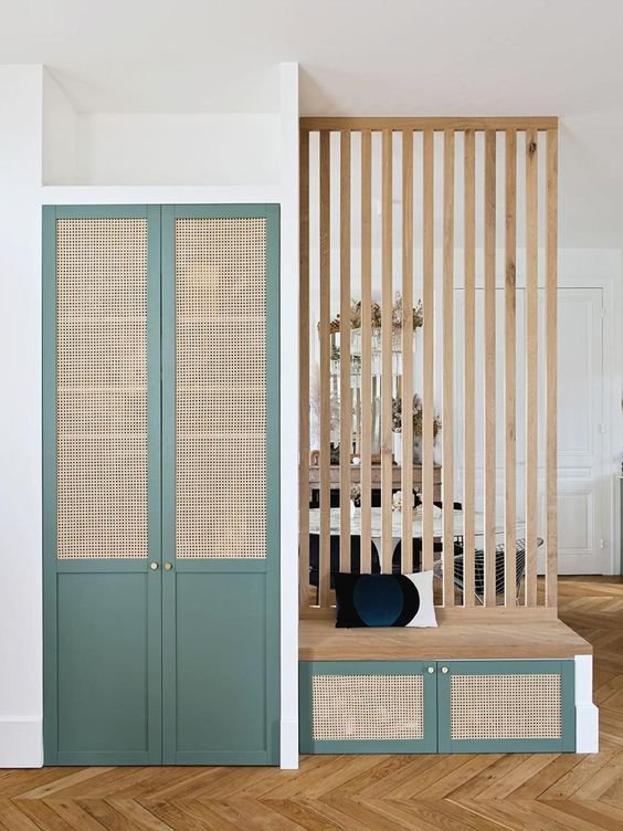 Placard sur mesure, banquette et claustra. Façades Plum vert et cannage.